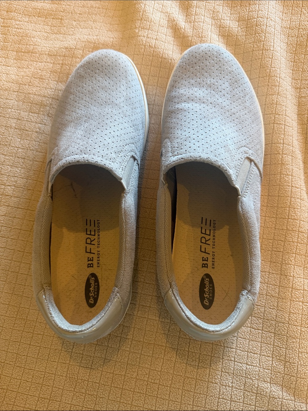 NEW NEVER WORN Dr. Scholl's BE FREE Slip-On Sneakers in Light Gray Sueded Finish